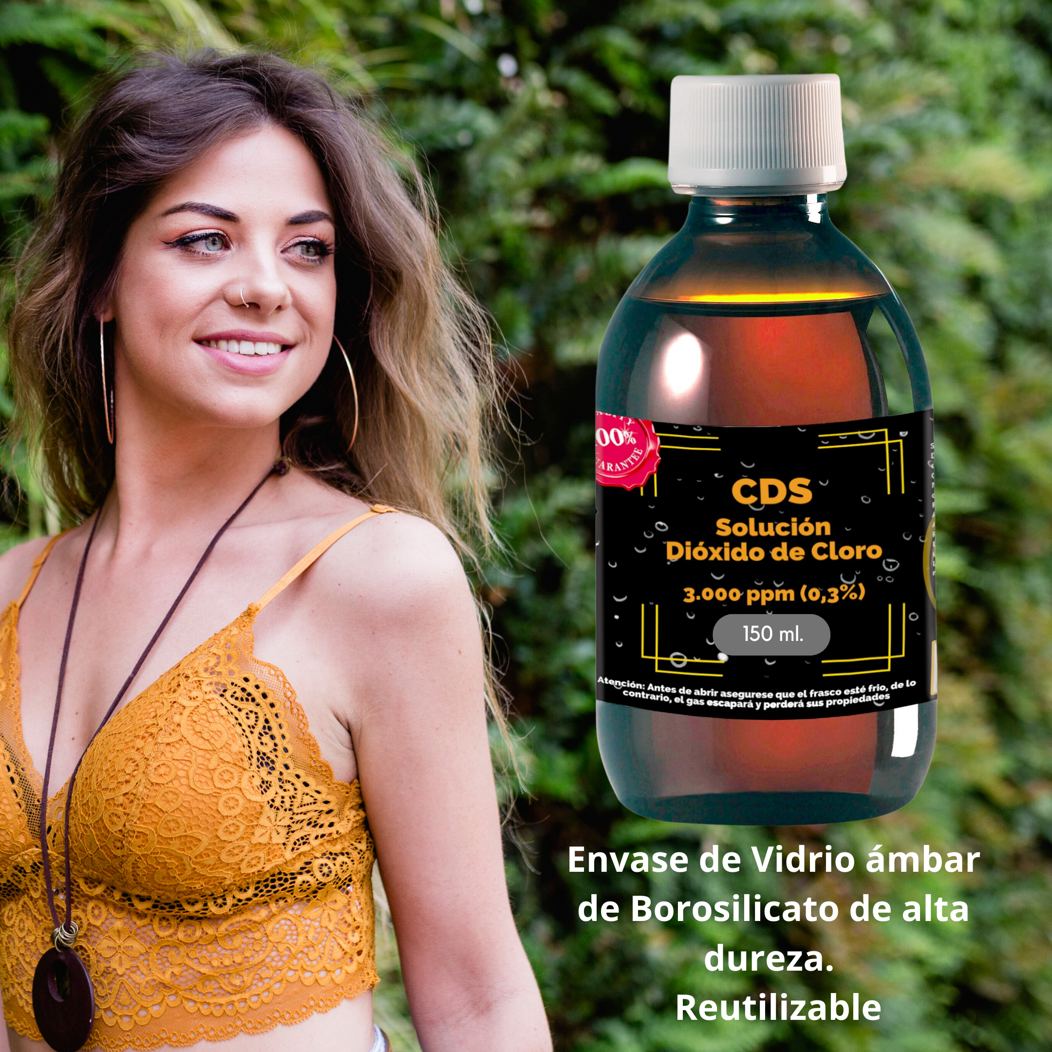 Hermosa Joven atraída por un frasco de 150 ml de CDS Black Edition
